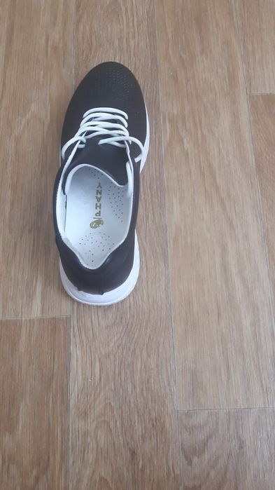 Продам срочно кроссовки кожаные