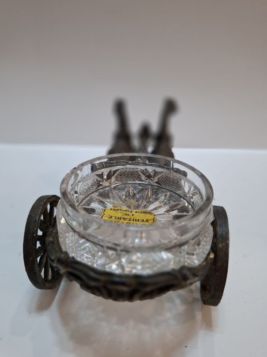 Колесница в римски стил, теглена от два коня.