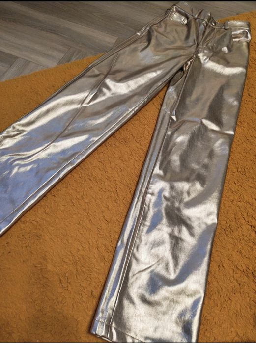 Pantaloni  imitație piele aurii marimea32