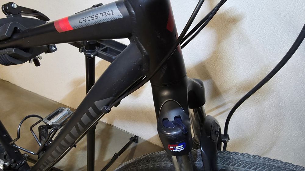 Vând bicicleta Specialized CrossTrail
