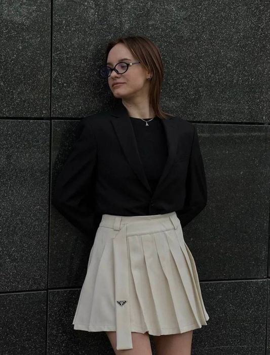 Стилна бяла плисирана пола с акцентно лого (Размер S)