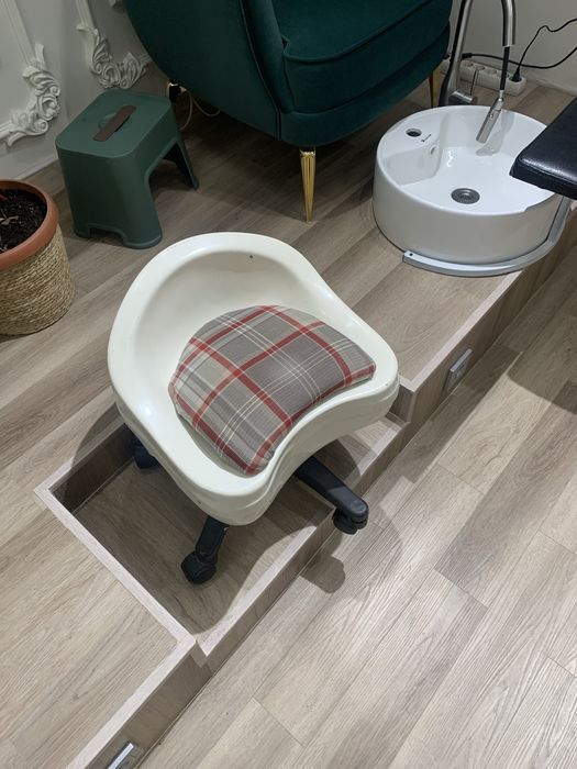 стульчик для педикюра регулируеться