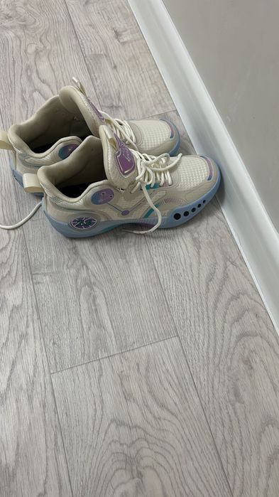 Продается новые баскетбольные кроссовки