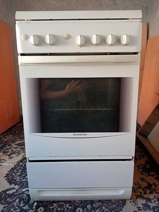 Продаются газ плита Ariston