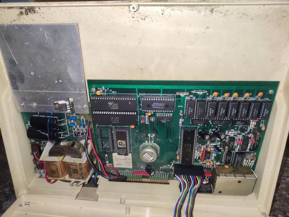 Продавам много стари компютри: IBM ,Commodore,Правец..