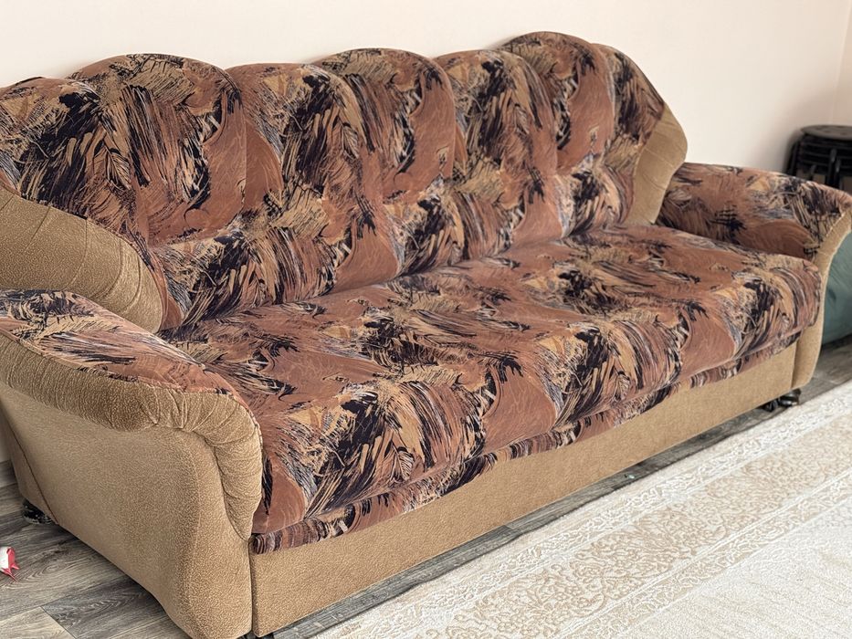 Продам диван с двумя креслами