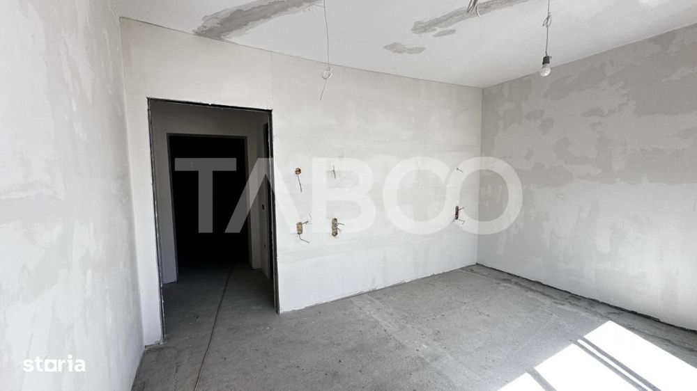 Apartament de vanzare 3 camere nemobilate 56 mpu cu balcon Central