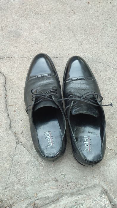 Продам  мужские туфли черного цвета .