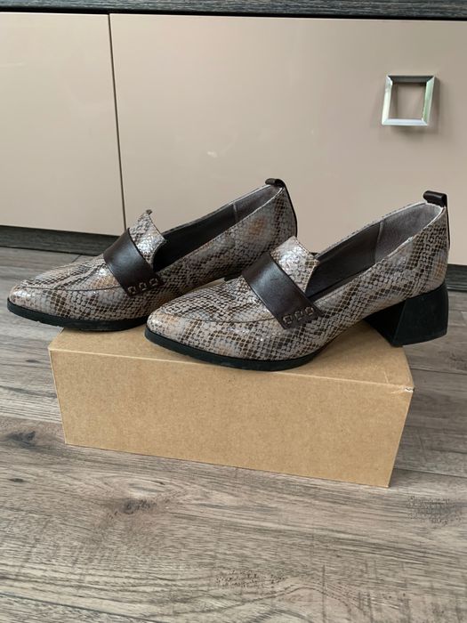 Дамски обувки от естесвен как