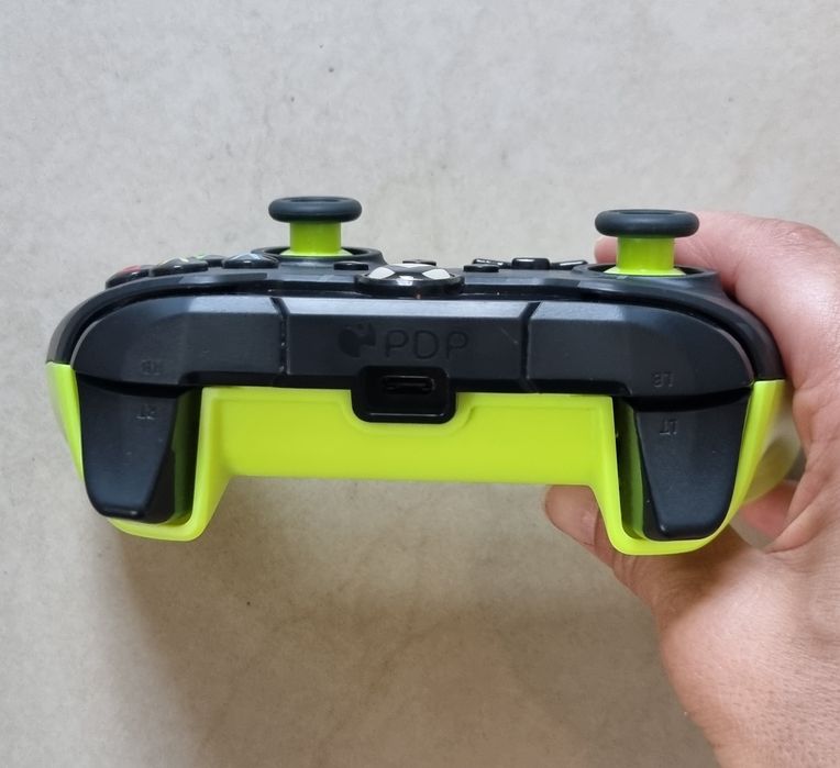 Controller PDP Wired pentru Xbox – Verde Neon – Funcționează perfect