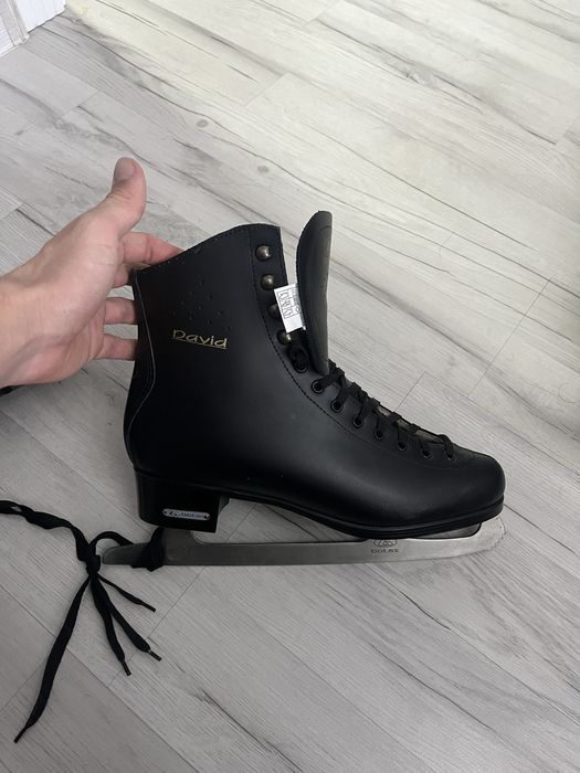 Коньки фигурные 43 размер