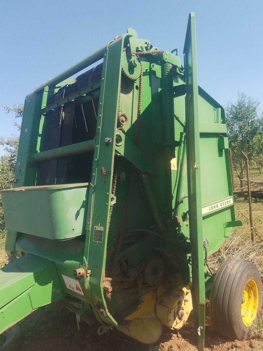 Vând balotieră John Deere