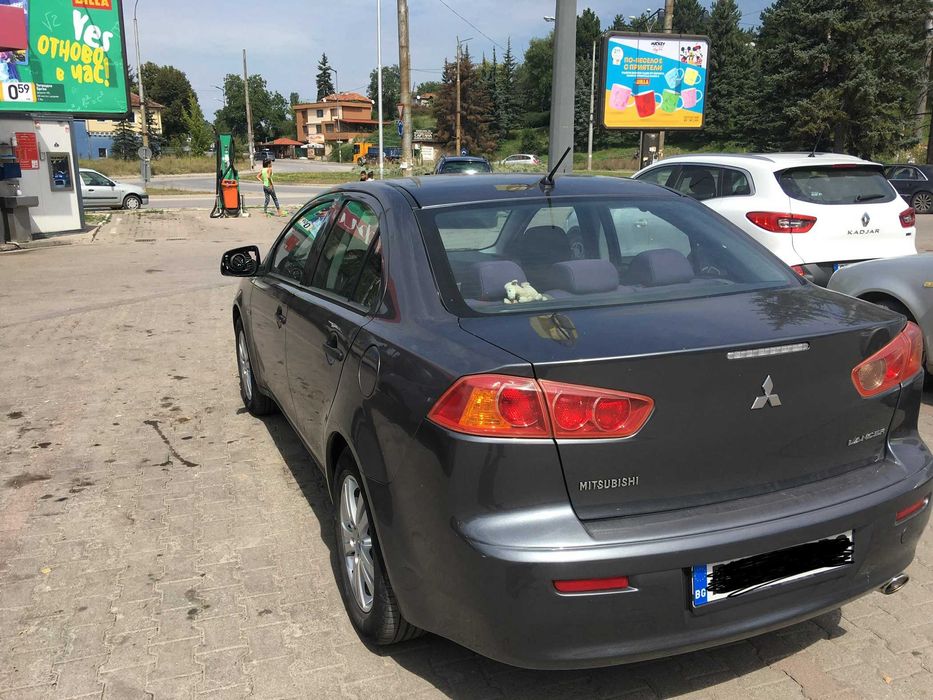 Продавам лек автомобил Мицубиши Лансер