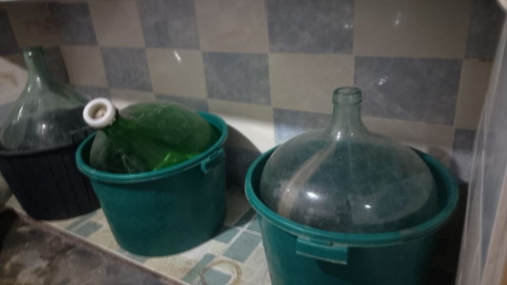 Vand damigene si butoaie de vin, in fibra.