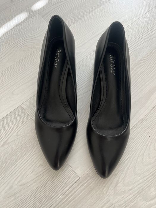 Дамски обувки с нисък ток