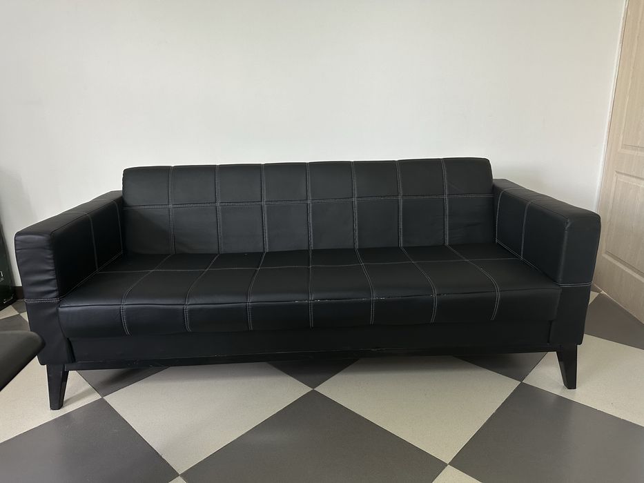 Диван кожаный офисный.