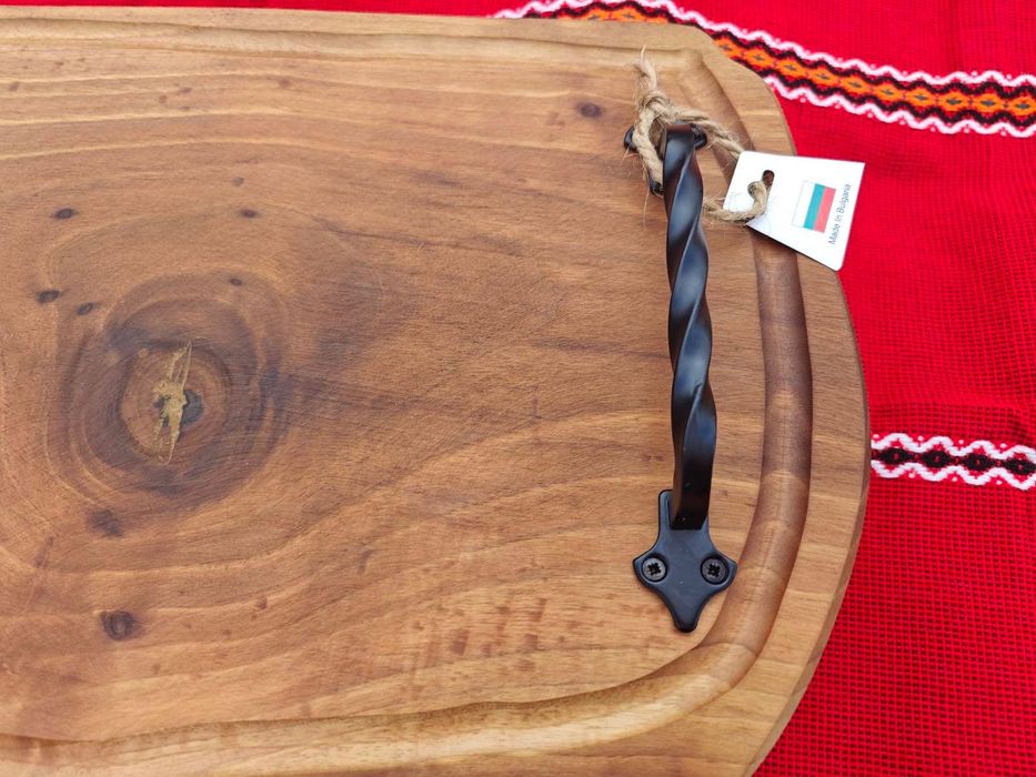 Масивна орехова дъска със дръжки от ковано желязо