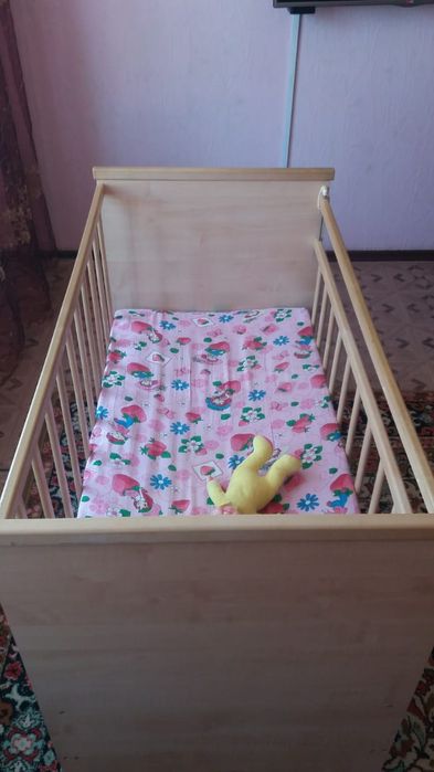 Продам недорого детскую кроватку.