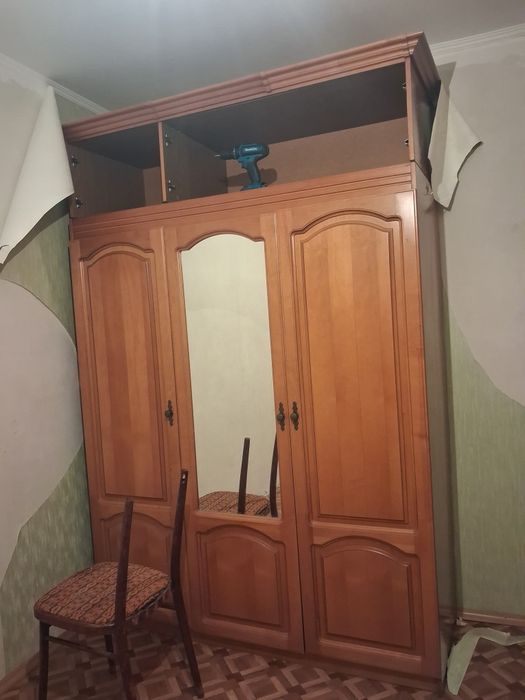 Бесплатно. Шкаф целый.