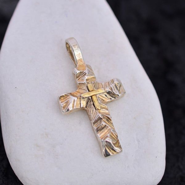 Сребърен медальон 925 Релефен кръст със златни акценти Символ на вяра