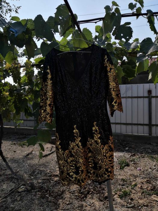 Vand rochii pentru evenimente