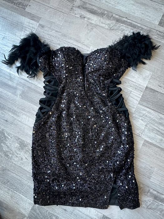 Нова къса черна рокля с пайети и пера
