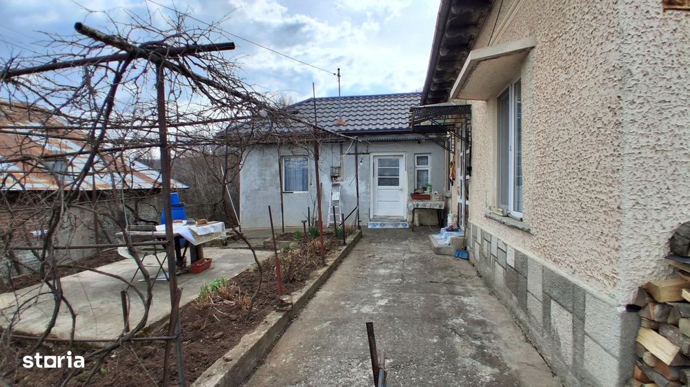Casa cu teren generos de vanzare in Poiana Campina