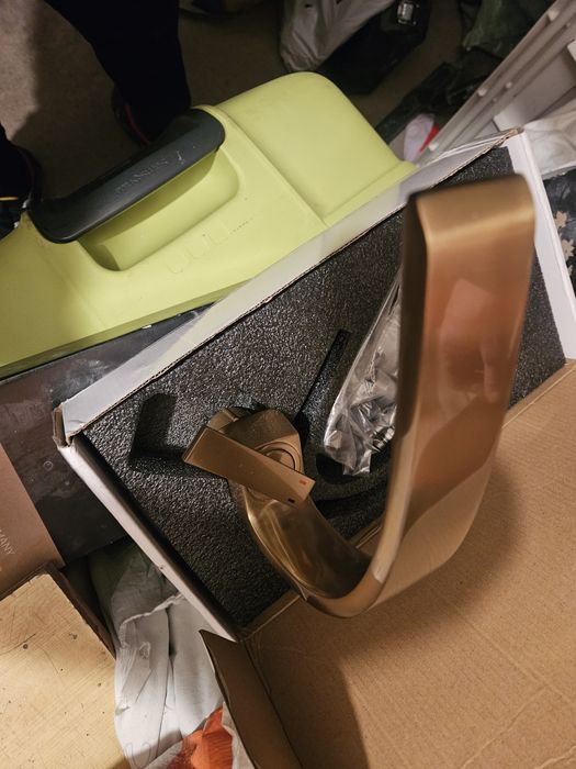 Златен смесител за баня