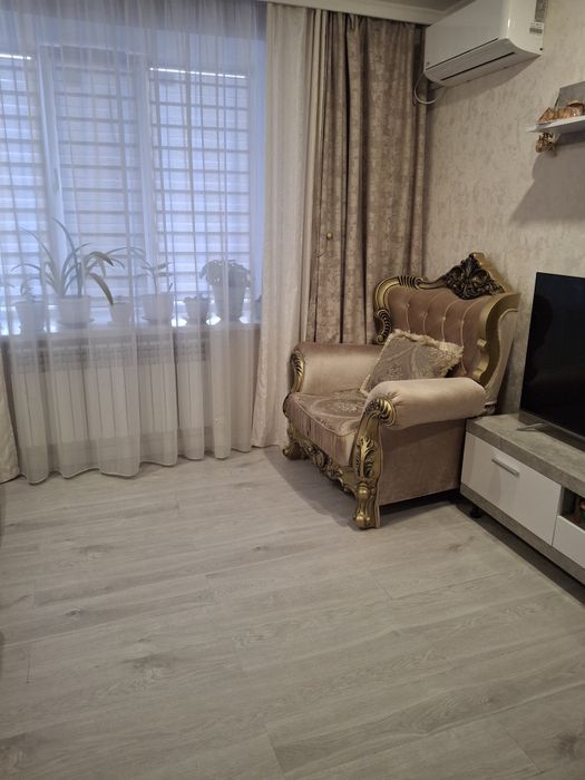 Продам диван с двумя креслами