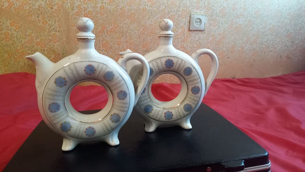 Продаю 2 фарфоровых чайника.