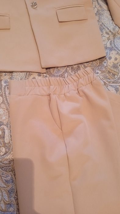 Продам костюм бежевый