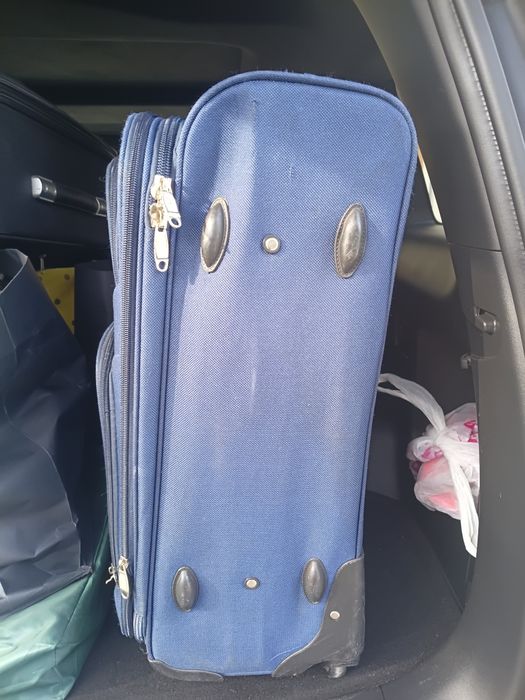 Продам два чемодана