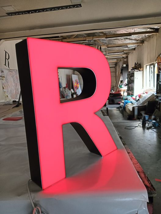 Casete luminoase, litere volumetrice