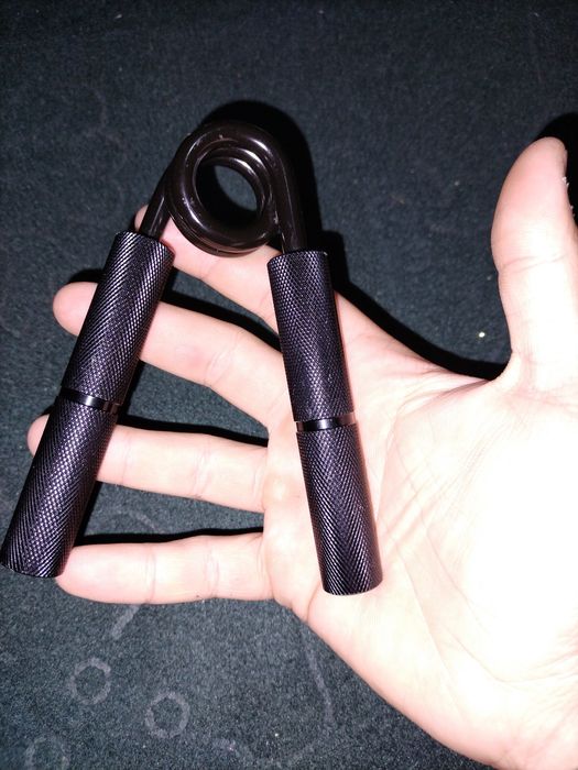 Ekspander qo'llar va barmoqlar uchun trenajor