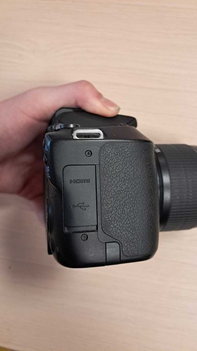 Canon EOS 250d + Obiectiv Canon de Kit 18-55mm f/3.5-6.3