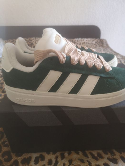 Дамски маратонки Adidas номер 36 и 2/3 маратонките са нови