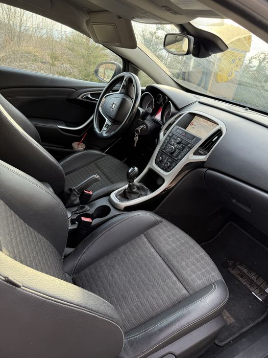 Opel Astra GTC 2012
