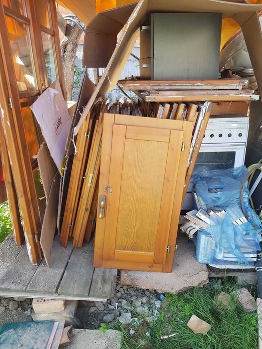Lot ferestre termopan din lemn + 2 uși + obloane – brad/maro