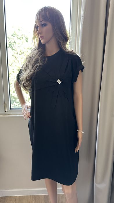 Черна рокля с камъчета