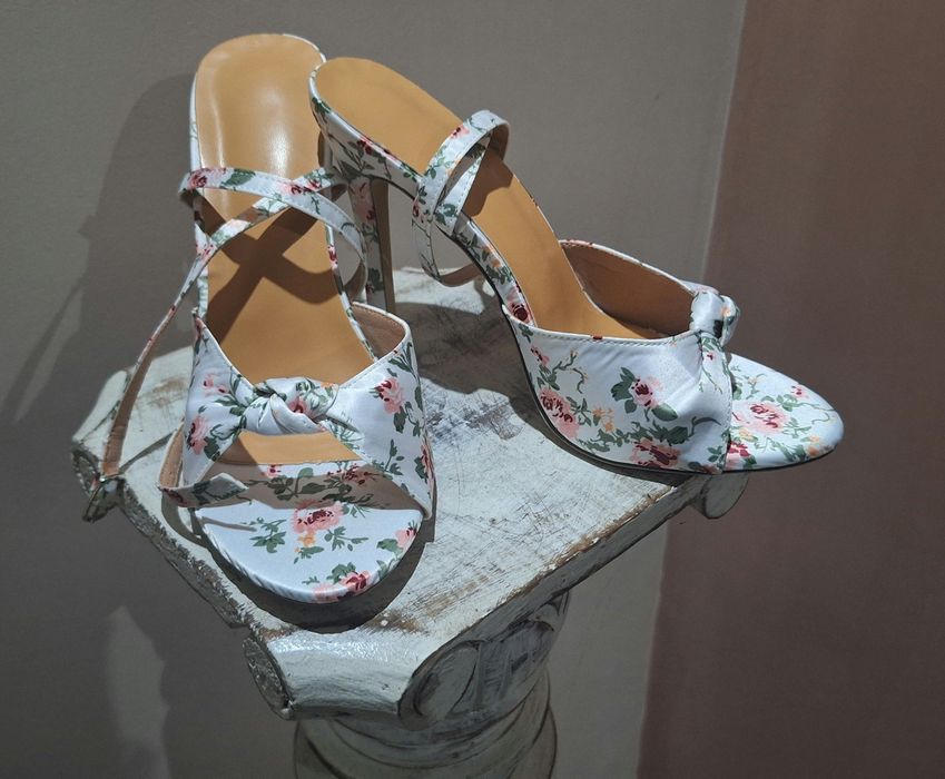 Сатенени обувки на висок ток