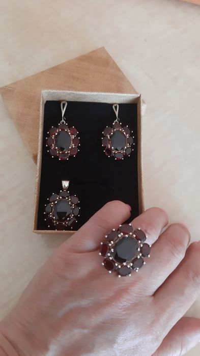 Гранаты в серебре 163000 тг размер  17,5 -18