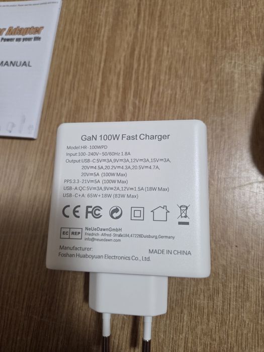 GaN 100W бързо зарядно устройство (модел HR-100WPD), произведено от Foshan Huaboyuan Electronics Co., Ltd. Технология: Използва галиев нитрид (GaN)