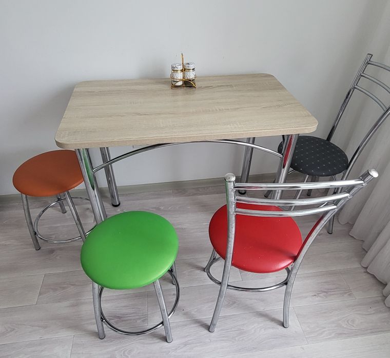 Продам кухонный стол со стульями