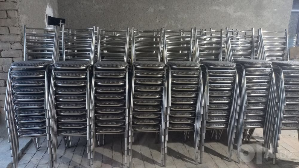Nerjaveyka va chorniy metaldan stol va stullar
