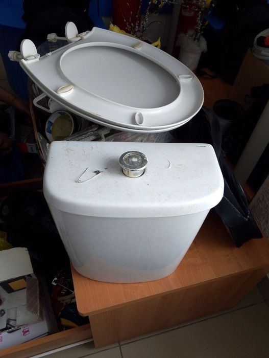 Бачок унитаза и крышка унитаза