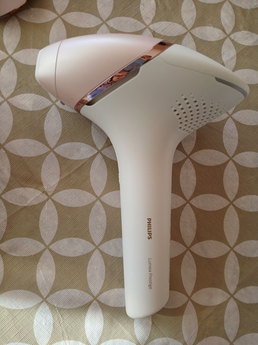Продавам фотоепилатор Philips BRI945/00 Lumea