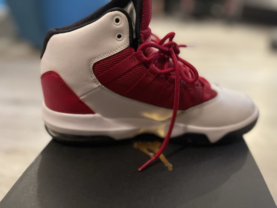 Nike AIR Jordan Max Aura white gym red