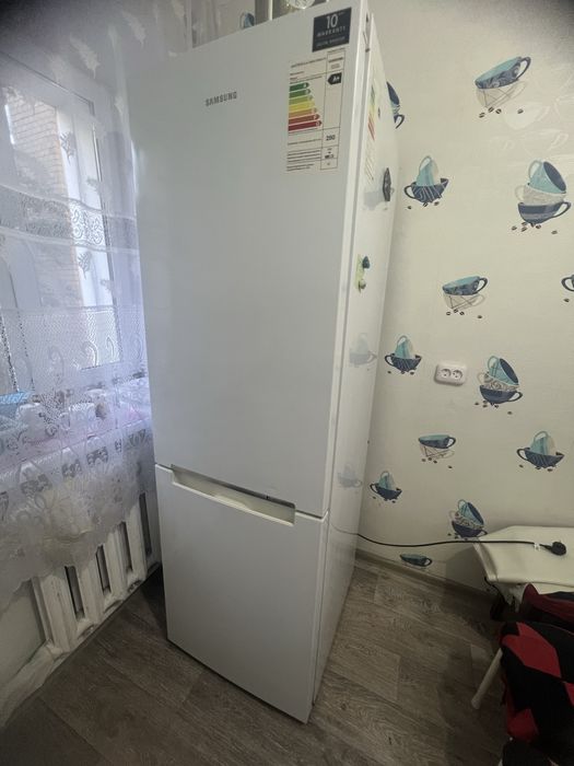 Продам холодильник Samsung RB33J3000WW
