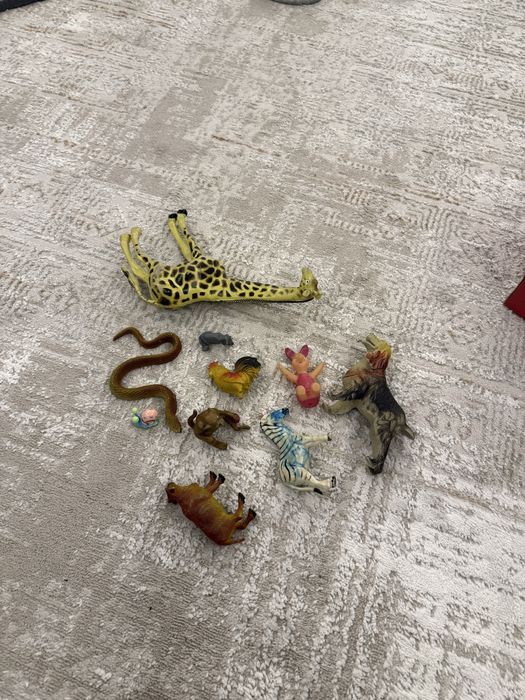 Игрушечный зоопарк и герои marvel