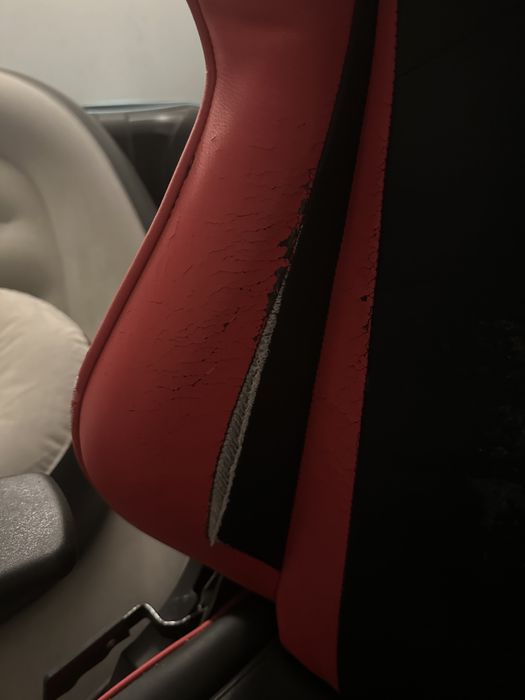 игрвоое кресло dxracer потертый